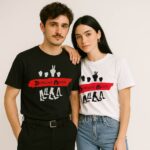Kobieta i mężczyzna w T-shirtach Depeche Mode Spirit w kolorze czarnym i białym z czerwonym pasem i sylwetkami postaci