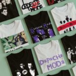 Ułożone na zielonym tle koszulki z kolekcji Depeche Mode z różnymi grafikami i okładkami albumów