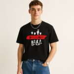 Młody mężczyzna w czarnym T-shircie Depeche Mode Spirit z czerwonym pasem i białymi sylwetkami postaci