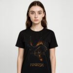 Modelka w czarnym T-shirt Feminism Smok vintage 90s - ognisty smok nad zamkiem, unisex