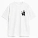 Biały t-shirt z małym nadrukiem cat grim reaper na piersi - minimalistyczna koszulka dla fanów kocich memów