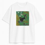 T-shirt Cat Gustav Klimt - czarny kot wśród barwnych kwiatów na białej koszulce dla miłośników sztuki i ciepłych, miękkich tkanin