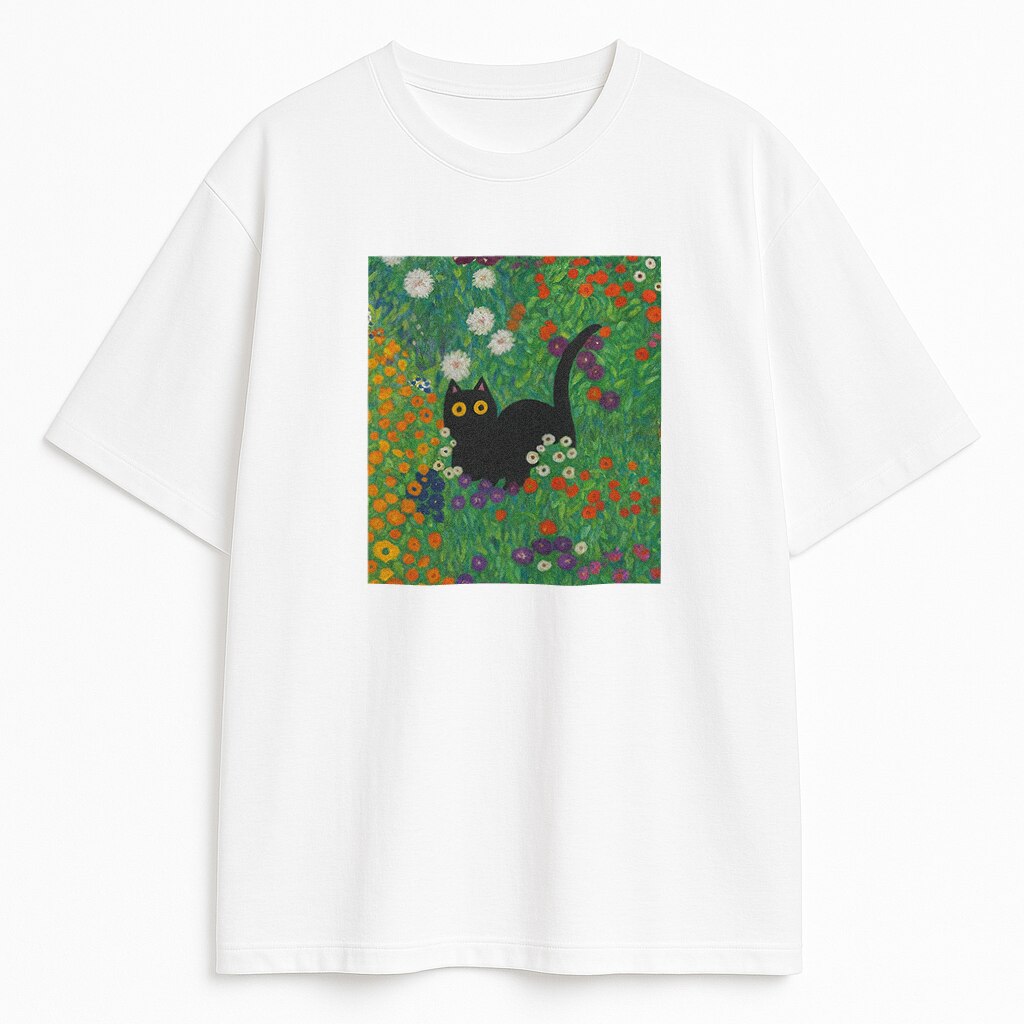 T-shirt Cat Gustav Klimt - czarny kot wśród barwnych kwiatów na białej koszulce dla miłośników sztuki i ciepłych, miękkich tkanin