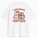 Biały t-shirt z kotem i książkami w stylu vintage - napis I Like Books More Than I Like People w klasycznej, czytelnej kompozycji