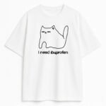 Biała koszulka z minimalistycznym kotem i napisem I need ibuprofen - memiczny t-shirt dla kociarzy z wygodnej bawełny