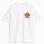 przód białej koszulki z małym bohaterem na piersi