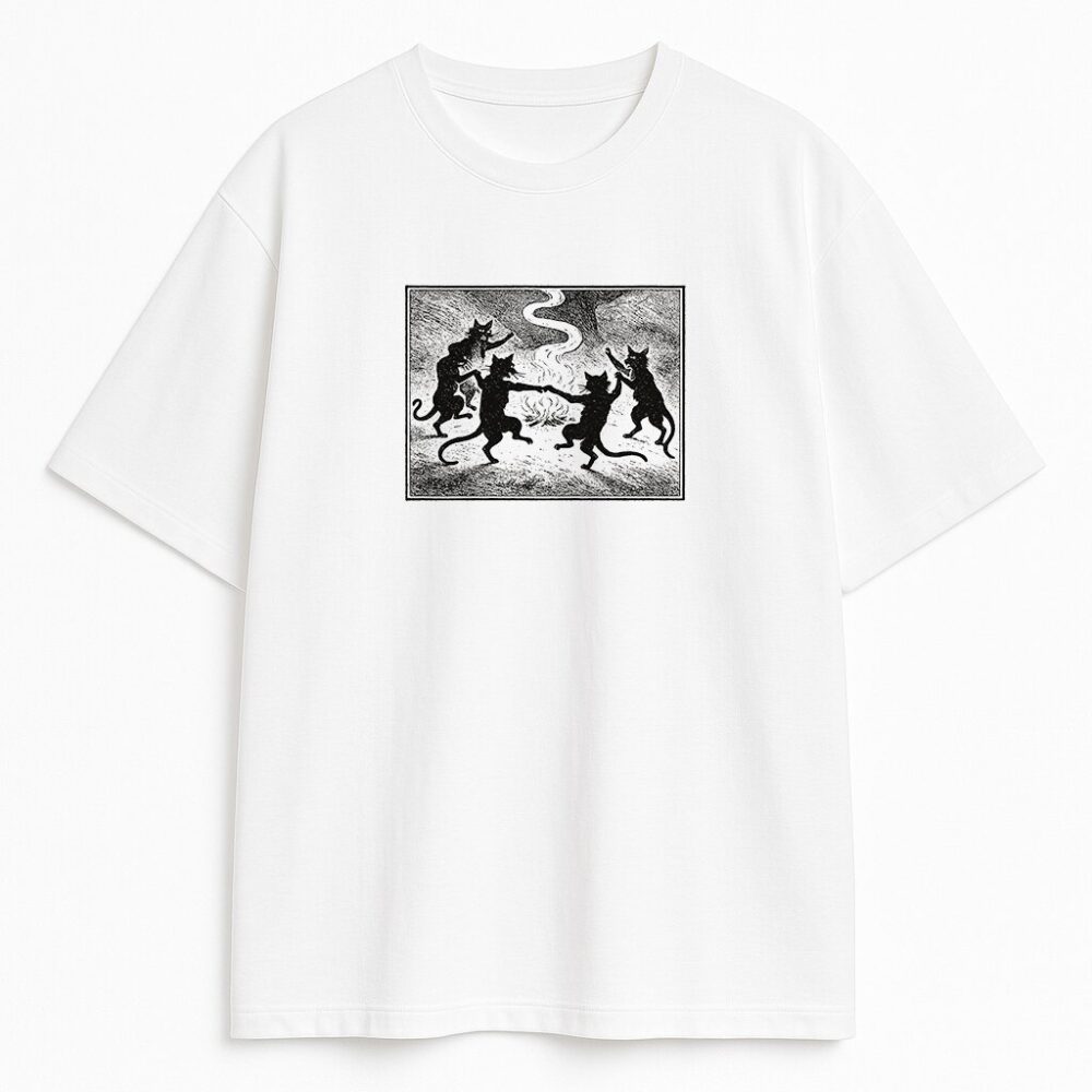 T-shirt Miau Sabbath z czarno-białą ryciną tańczących kotów wokół ogniska na białej bawełnie, klimat vintage