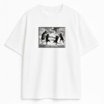 T-shirt Miau Sabbath z czarno-białą ryciną tańczących kotów wokół ogniska na białej bawełnie, klimat vintage
