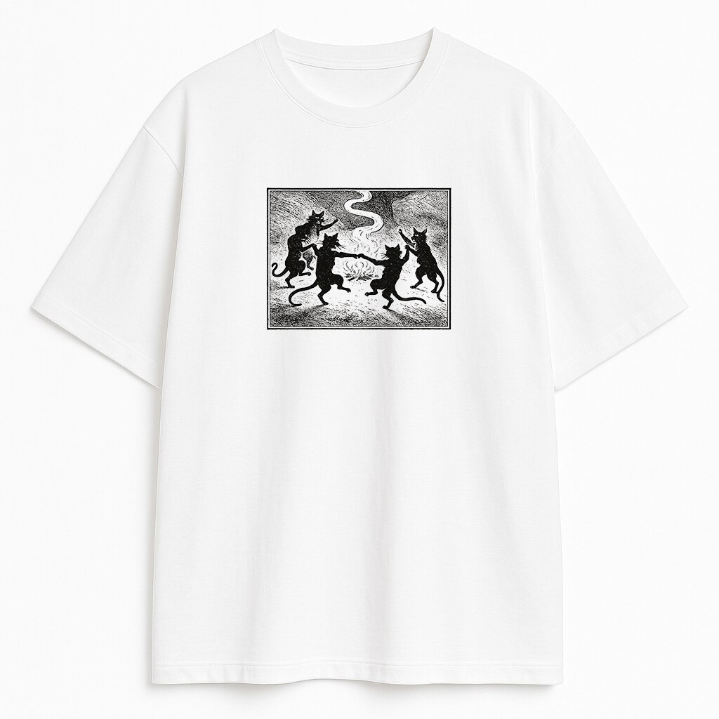 T-shirt Miau Sabbath z czarno-białą ryciną tańczących kotów wokół ogniska na białej bawełnie, klimat vintage
