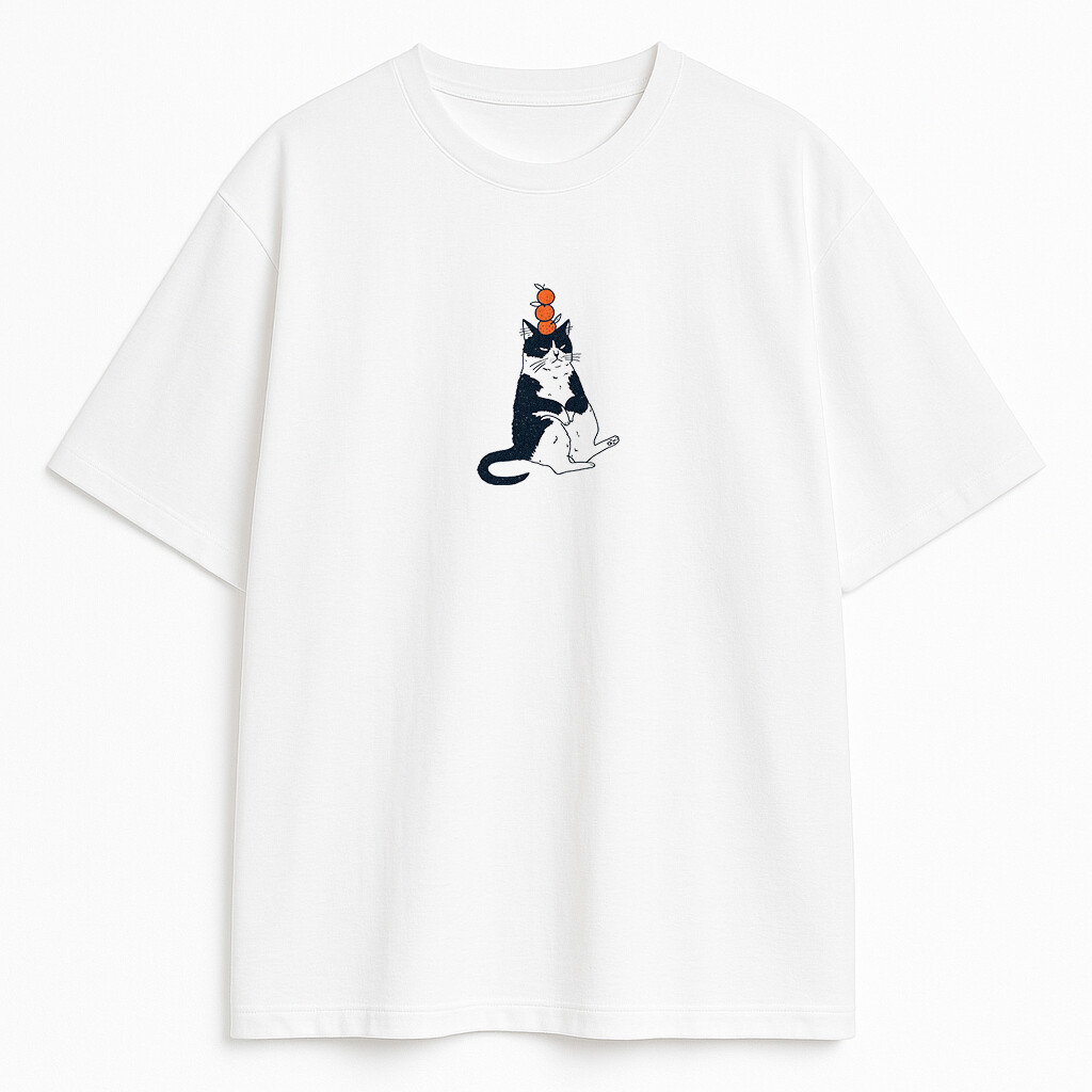 T-shirt Funny Cat z minimalistycznym rysunkiem znudzonego kota balansującego trzema pomarańczami na białej bawełnie