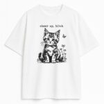 T-shirt Cheer up Bitch z czarno-białym rysunkiem kotka w stylu vintage i zadziornym napisem na białej bazie
