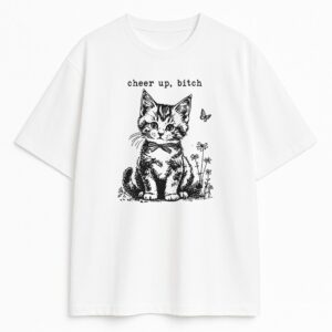 T-shirt Cheer up Bitch z czarno-białym rysunkiem kotka w stylu vintage i zadziornym napisem na białej bazie