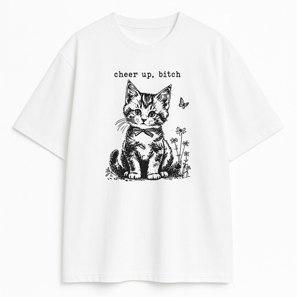 T-shirt Cheer up Bitch z czarno-białym rysunkiem kotka w stylu vintage i zadziornym napisem na białej bazie