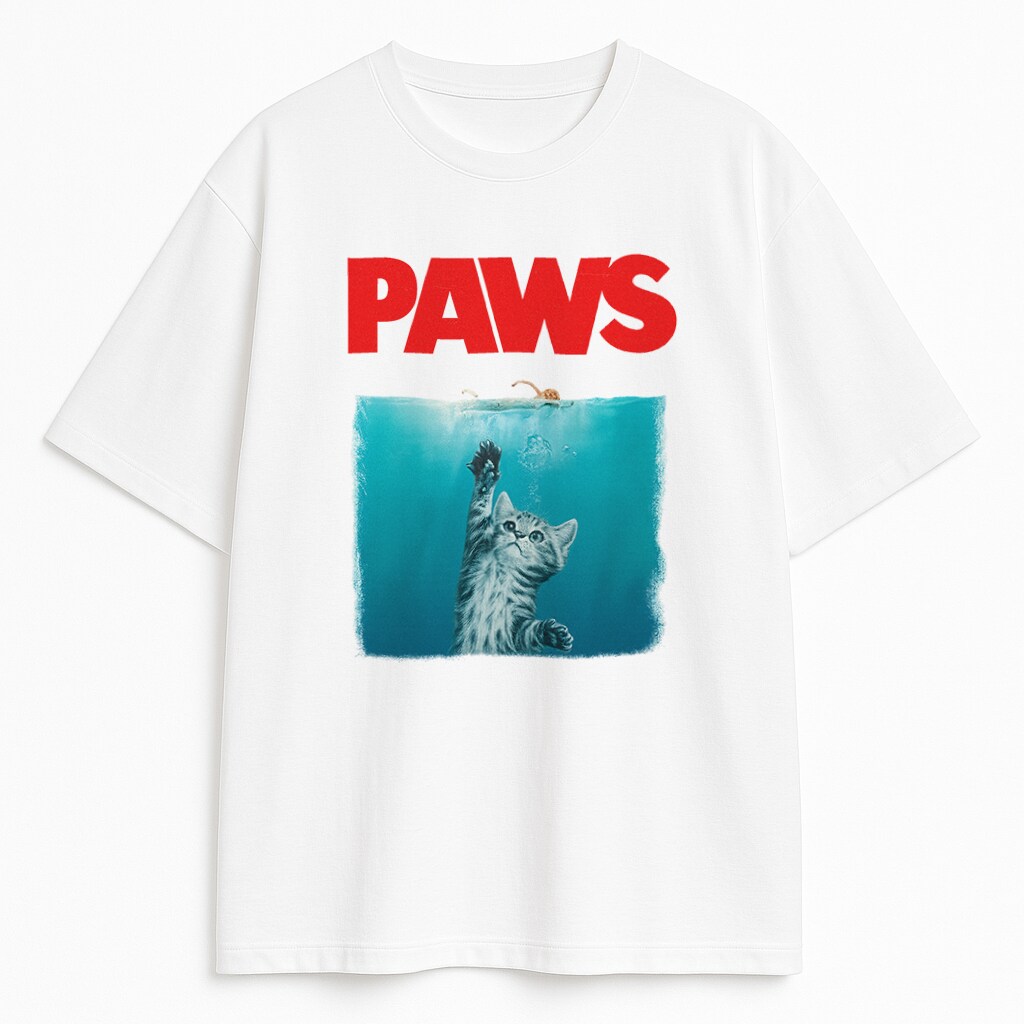 T-shirt Paws - front z plakatowym kotem Biała koszulka Paws z plakatową grafiką kota w wodzie i czerwonym napisem - filmowy mem dla kociarzy