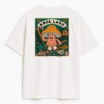 tył białej koszulki z dużą planszą i łukowym napisem