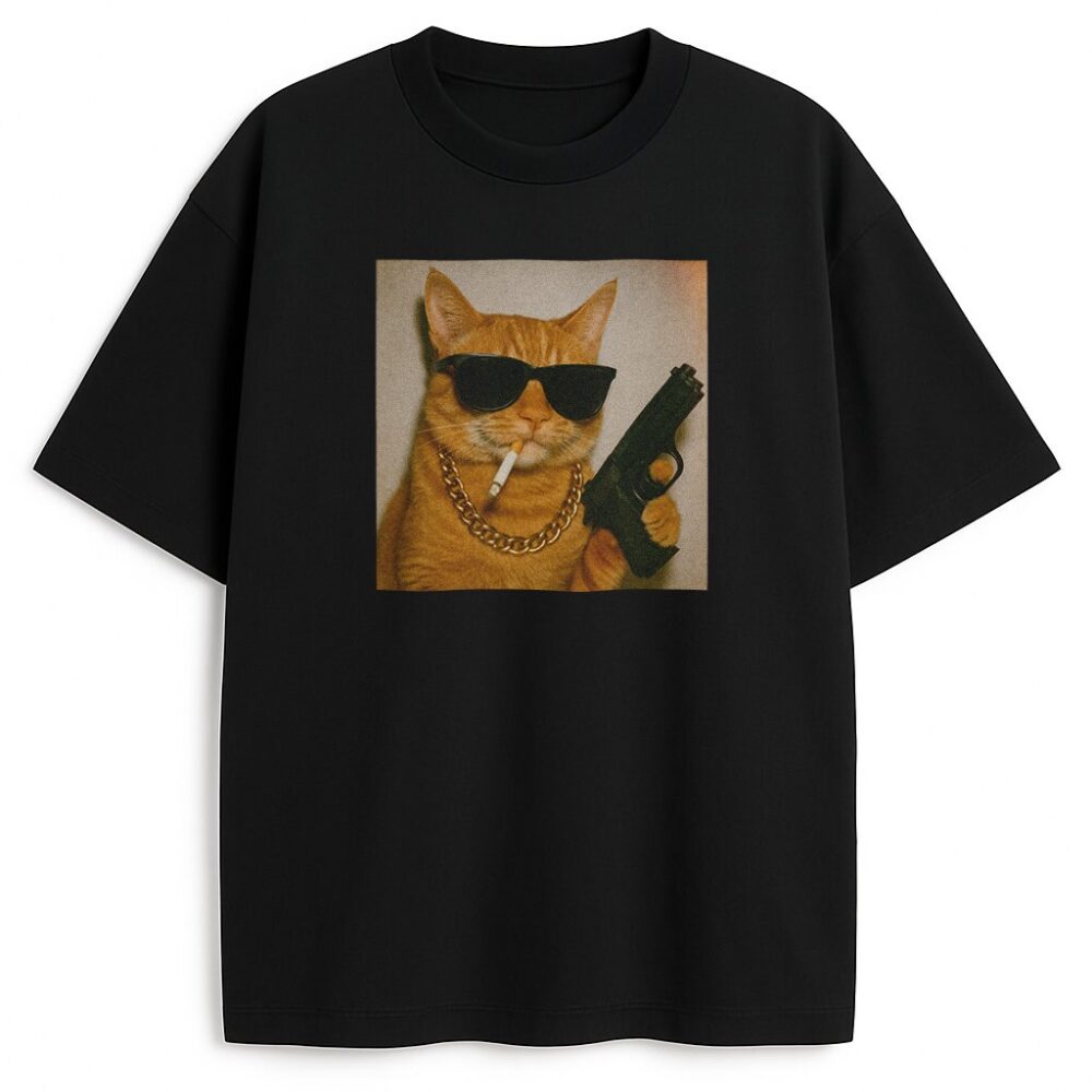 Koszulka kot gangster w stylu y2k na czarnej bazie - kontrastowy kadr dla fanów streetwear i kociego humoru