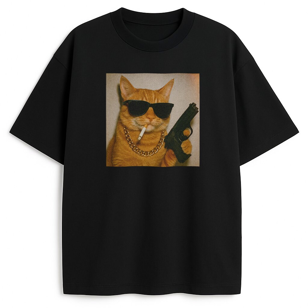 Koszulka kot gangster w stylu y2k na czarnej bazie - kontrastowy kadr dla fanów streetwear i kociego humoru