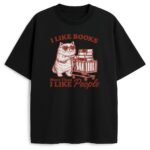 Czarny t-shirt dla kociarzy i czytelników - kontrastowy nadruk kota z wózkiem pełnym książek oraz hasło I Like Books More Than I Like People