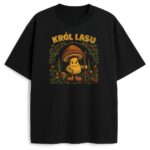 czarny t-shirt z napisem Król Lasu i grzybkiem wśród drzew