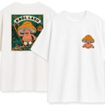 biała koszulka z małą grafiką na piersi i dużą sceną na plecach