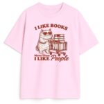 Różowy t-shirt z kotem dla miłośników czytania - subtelny klimat vintage i zabawny przekaz o miłości do książek