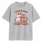 Szary t-shirt vintage z kotem i książkami - uniwersalny kolor dla książkoholików i fanów minimalistycznych stylizacji