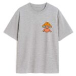 przód szarej koszulki z dyskretnym rysunkiem