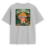 tył szarej koszulki z barwną sceną w stylu vintage