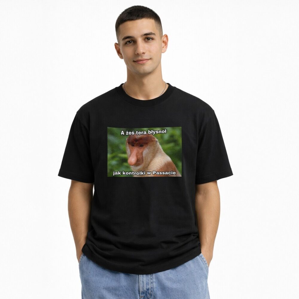 Model w białej koszulce T-shirt Nosacz Mechanik z napisem o kontrolkach w Passacie