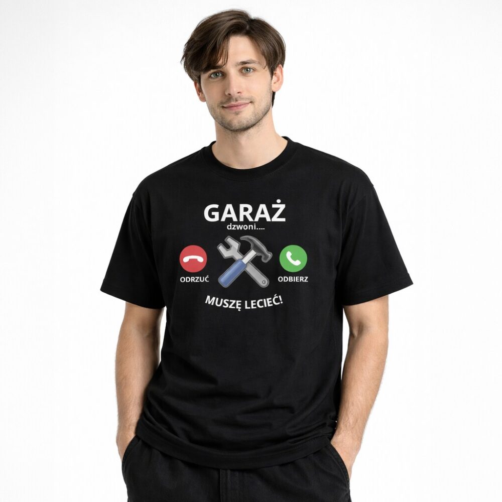Model w czarnej koszulce T-shirt Garaż Dzwoni Muszę Lecieć