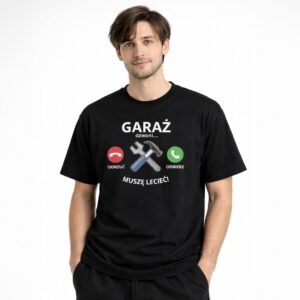 Model w czarnej koszulce T-shirt Garaż Dzwoni Muszę Lecieć