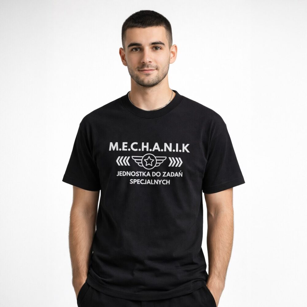 Model w czarnej koszulce z napisem Mechanik Jednostka do Zadań Specjalnych