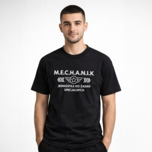 Model w czarnej koszulce z napisem Mechanik Jednostka do Zadań Specjalnych