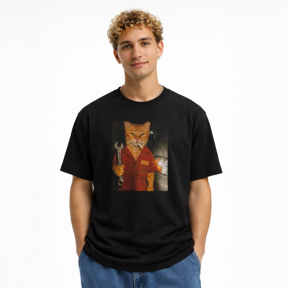 Model w czarnej koszulce T-shirt Kot Mechanik z nadrukiem kota mechanika