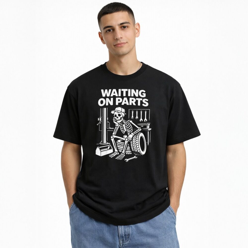 Model w czarnej koszulce Zabawny T-shirt dla Mechanika Waiting on Parts