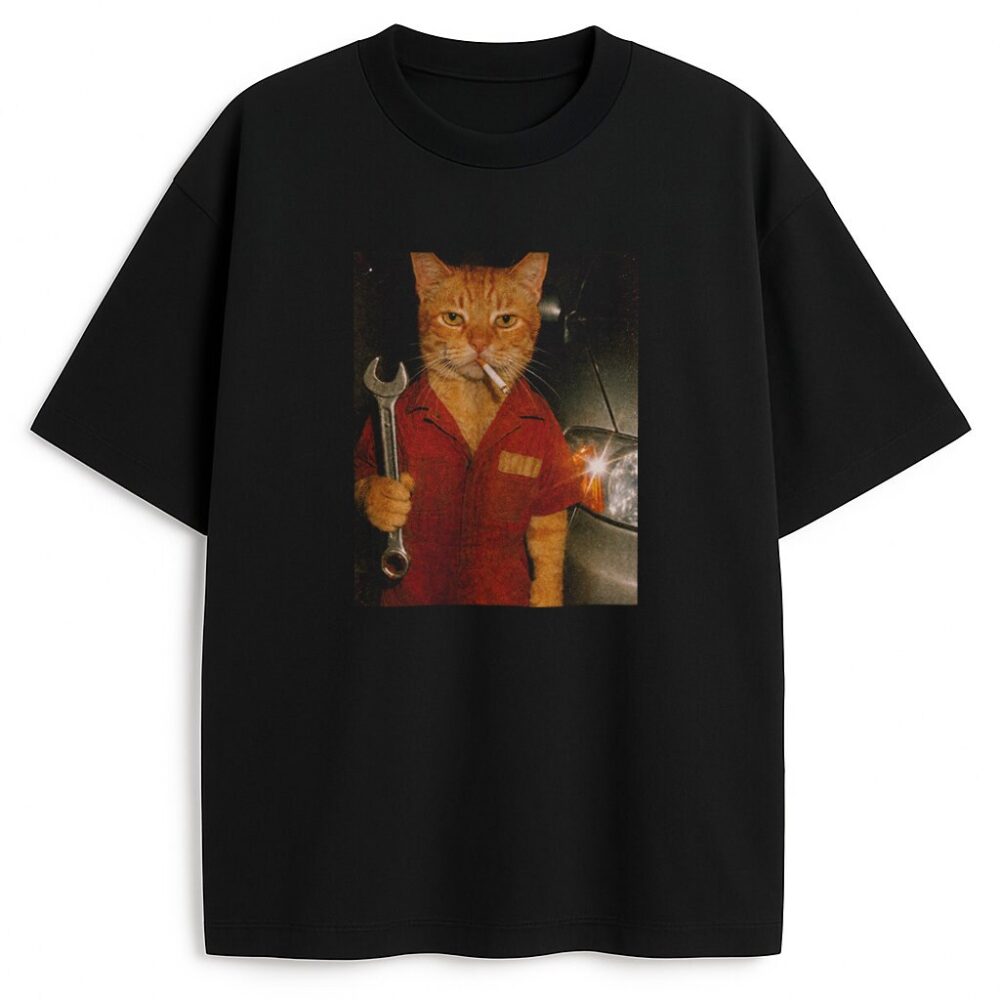 Czarna koszulka unisex T-shirt Kot Mechanik widok z przodu