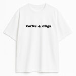 biała koszulka z napisem coffee and dogs dla miłośnika psów