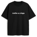 czarny t-shirt coffee and dogs z białym napisem