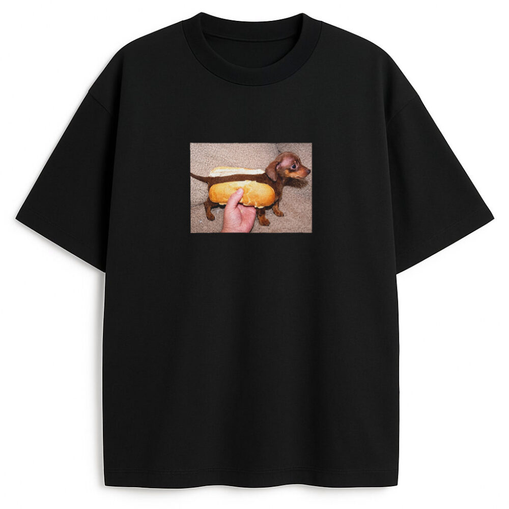 czarny t-shirt z jamnikiem meme w bułce